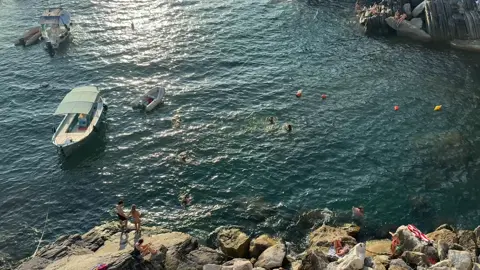 italy vlog up on my youtube channel ⛱️🍋🍝🛵✨  the intro was so good i had to put it on here :,) but back to school content starting later this week ahhh  #italyvlog #traveltiktok #cinqueterre #venice #eurosummer 