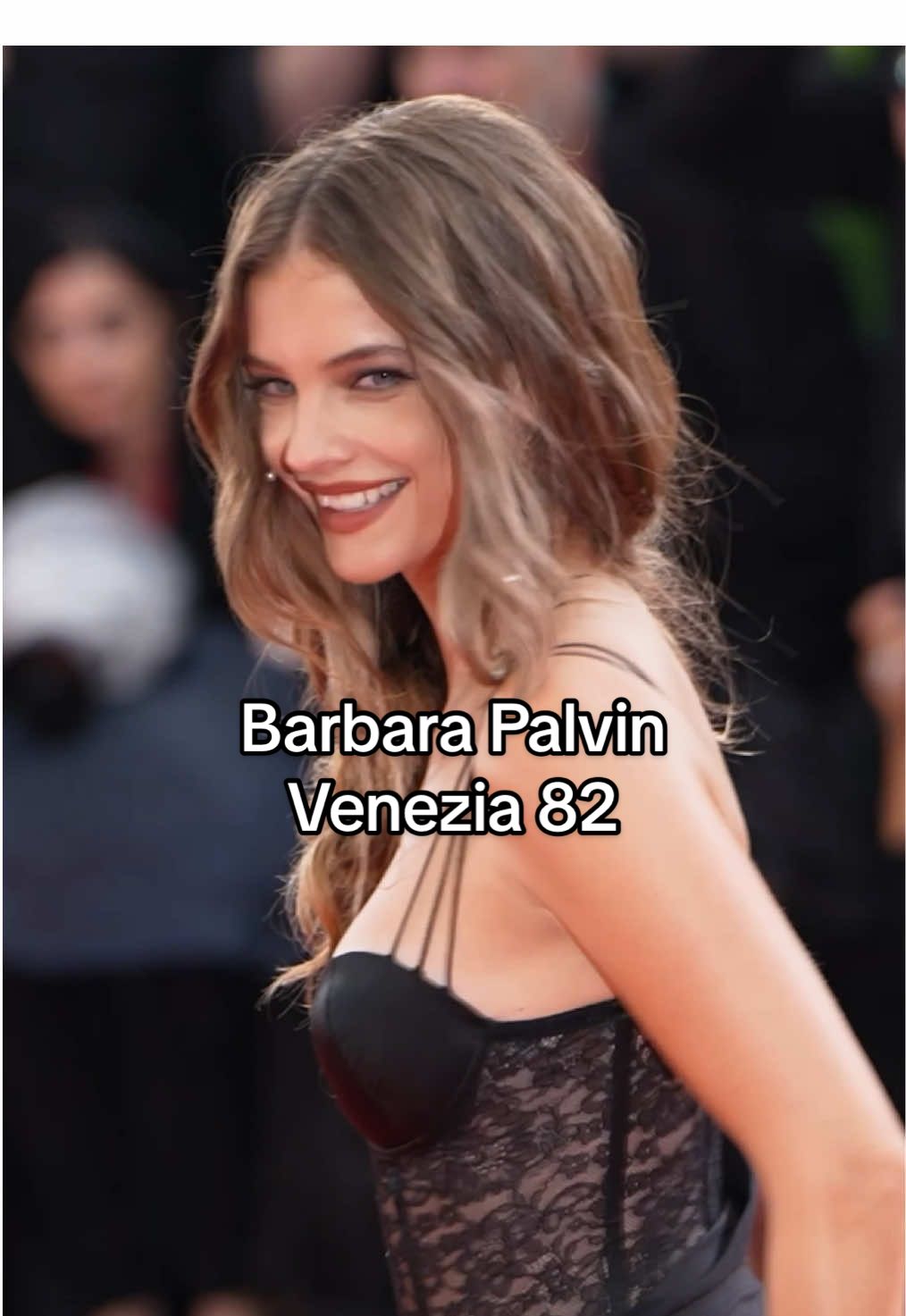 #BarbaraPalvin in #Intimissimi sul red carpet del#VeniceFilmFestival 2025 #Venezia82