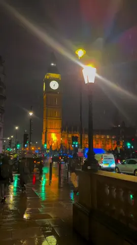 Ploaia nu ascunde frumusețea Londrei, ci o face să strălucească și mai tare 🌃 #RainyLondon #LondonNights #CityLights #LondonMagic #UrbanVibes 