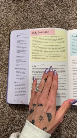 Cookies for Dean!!! I love Gilmore girls and all the fun memeobilkai like this cookbook were still getting!! #cookbook #gilmoregirls #teamdean #rorygilmore #lorelaigilmore 
