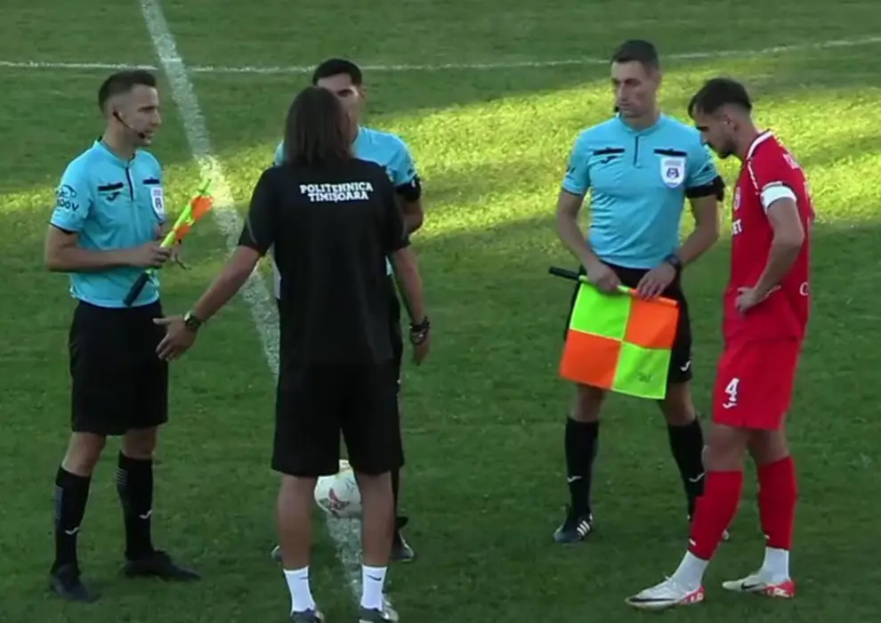 ⚽️ Drama la Timișoara în Cupa României! Politehnica Timișoara – CS Dinamo, play-off pentru grupele competiției, a avut un final de meci incandescent. 🔥 👉 Pedro Paul a deschis scorul pentru „viola” (39’), dar Dinamo a egalat dramatic în 90+3, prin Ionuț Uleia. Golul a stârnit un val de nervi la Dan Alexa, tehnicianul timișorenilor, care a avut nevoie de câteva minute bune să fie calmat. În prelungiri: ⚡️ Raul Haiduc a readus-o pe Poli în avantaj (92’). ⚡️ Dinamo a egalat prin Anghel Ayan (115’). ⚡️ În cele din urmă, bucureștenii s-au impus cu 3-2 și merg în grupe. Un meci marcat de tensiune maximă, faze controversate și nervi întinși la maximum. #CupaRomâniei #PoliTimișoara #Dinamo #FotbalRomânesc #Drama   Sursa foto: gsp