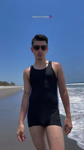Ya inviten a modelar sus prendas 🤭😈 #ado_menjivar #fyp #parati #playa #swinsuit 