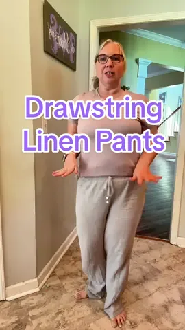 Pants that feel like pajama pants, yes please. These drawstring linen pants are so loose fitting and comfortable to wear. They are perfect for lounging or for work. They just might replace your favorite yoga pants.#linenpants #drawstringpants #loosefittingclothing #womensclothing #trousers 