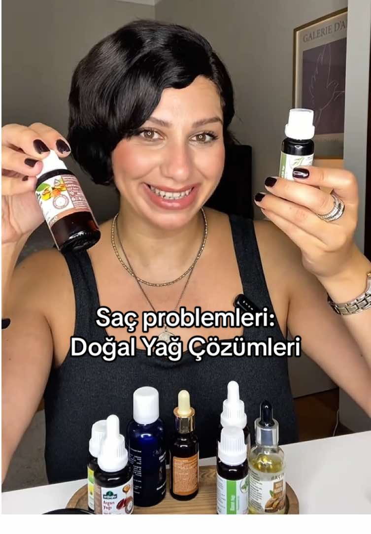 Saç problemleri ve doğal yağ çözümleri: Verdiğim yağ karışımlarında biberiye,çay ağacı,limon yağından 3-4 damla koyarken; karşılığındaki taşıyıcı yağlardan 2 yemek kaşığı koyarak seyreltebilirsiniz. Saçlarım 1 ay önce yandığında da ilk koştuğum şey doğal yağlar olmuştu; gerçekten içeriği iyi bir doğal yağ sandığınızdan çok daha güzel saçlara kavuşmanızı sağlayabilir. Sizin saç problemleriniz ne?❣️ *reklam #saç #saçbakımı #saçdökülmesi #saçuzatma #saçipucum 