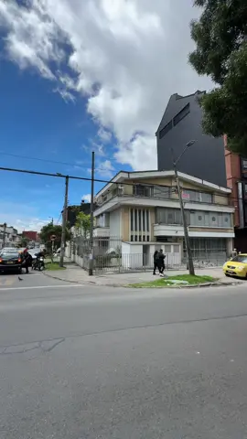 La Casa Perfceta para tu negocio. A media cuadra de Corferias. 390 área privada Estrato 4 24 millones más IVA Ideal para IPS, Call center, Restaurantes, Airbnb, hotel. Ascensor privado 3 garajes Súper ubicado al lado de Coorferias  Terraza 32 m2. #realestate #bienesraices 
