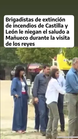Brigadistas de extinción de incendios de Castilla y León le niegan el saludo a Mañueco (Presidente de la Comunidad Autónoma) durante la visita de los reyes a las Médulas. 
