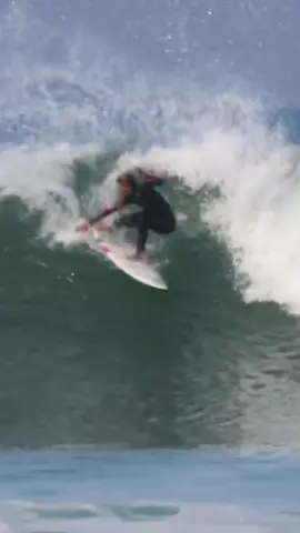 Her? That's our gworrllll @zo🧸 #surfingstackingclips #californiasurf #hurley 