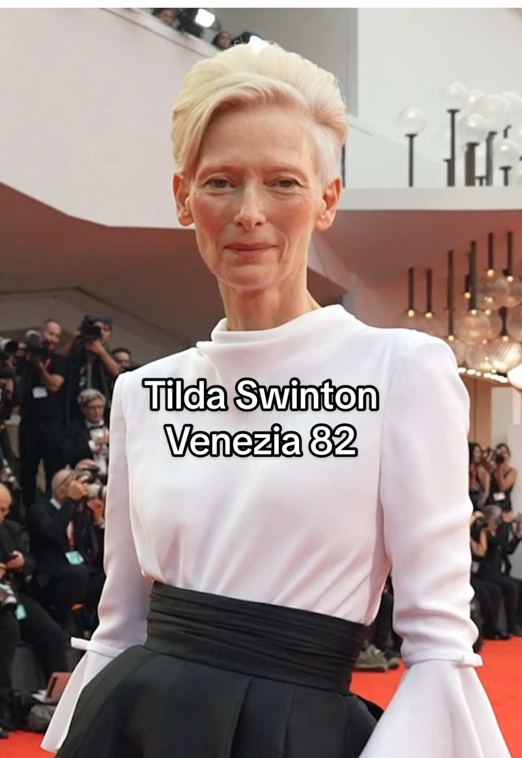 #TildaSwinton arriva sul red carpet del #VeniceFilmFestival 2025 #Venezia82