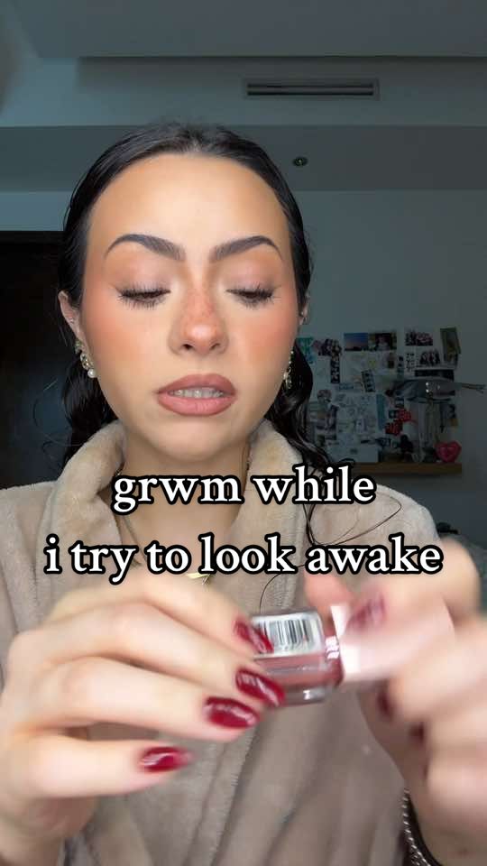 grwm mientras intento q minimo mi cara se vea despierta🥲 se ha pasado rapidiiiisima la semana urge viernes no??? bueno still at work love u love u products: @e.l.f. Cosmetics power grip primer & wow brow tinted gel  @L'Oréal Paris MX lumi glotion & true match perfecting powder  @Maybelline NY fit me fresh tint, fit me loose powder & lifter gloss @NYX Cosmetics MX the fix stick corrector, suede matte lip liner & the face glue setting spray @makeupbymario awakening concealer & softsculpt shaping stick @KIKO Milano contour stick @Rare Beauty soft pinch liquid blush @LORAC Cosmetics the Beverly Hills sophisticated palette @Morphe Cosmetics 9A palette & morphe 2 palette  @Benefit Cosmetics MX EIDO eyelash curler @prosaproductosnatura rimmel morado y gris jordana brow pencil @Milani Cosmetics make it last setting spray #grwm #getreadywithme #everydaymakeup #beautycreator #creatorsearchinsights 