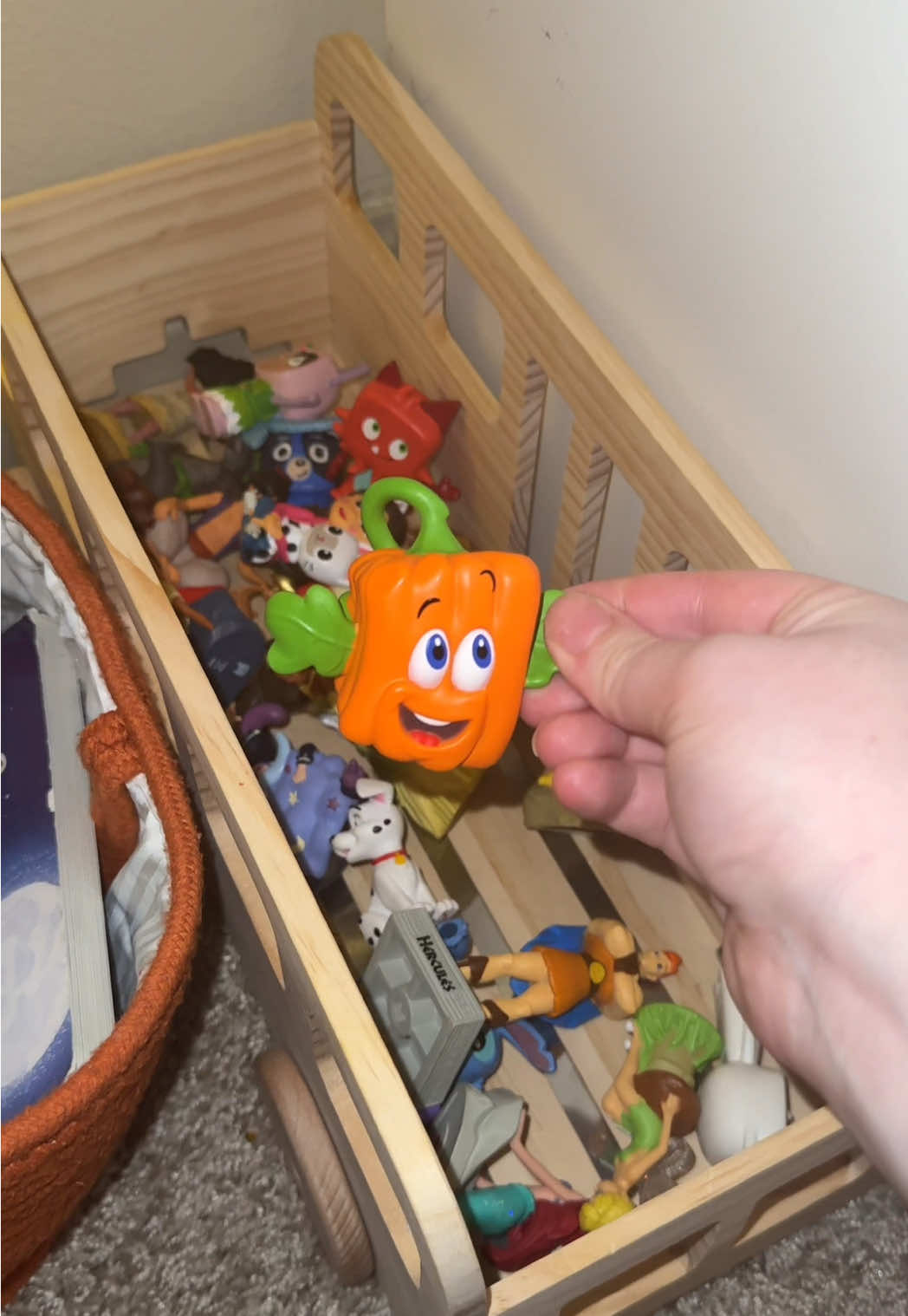 Let me know if you want a clip of every song and story before you decide to purchase and I’ll make a separate video! #tonies #toniebox #spookleythesquarepumpkin 