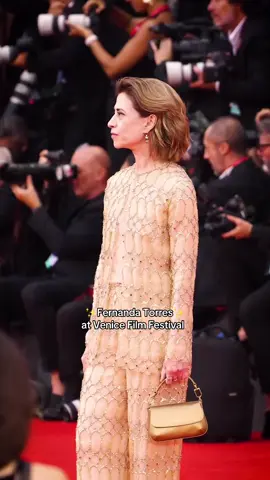 Fernanda Torres impecável no Venice Film Festival 🥹 📽️: Samet Görgöz #fernandatorres #venicefilmfestival #fyp #foryoupage 