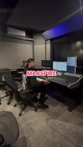 Listen to this inspirational words to becoming the best version of yourself as a creative. #dj #edmtiktok #inspire #djproducer #CapCut 