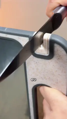 amoooo produtos que são várias coisas em um!! e esse aqui eu amei, as minhas antigas tábuas eram de plástico, e sei que não é o melhor material 🫠 então agora com inox tá muito mais saudável e higiênico!  #utilidadesdomesticas #cozinha #achadinho #tabuadecorte 
