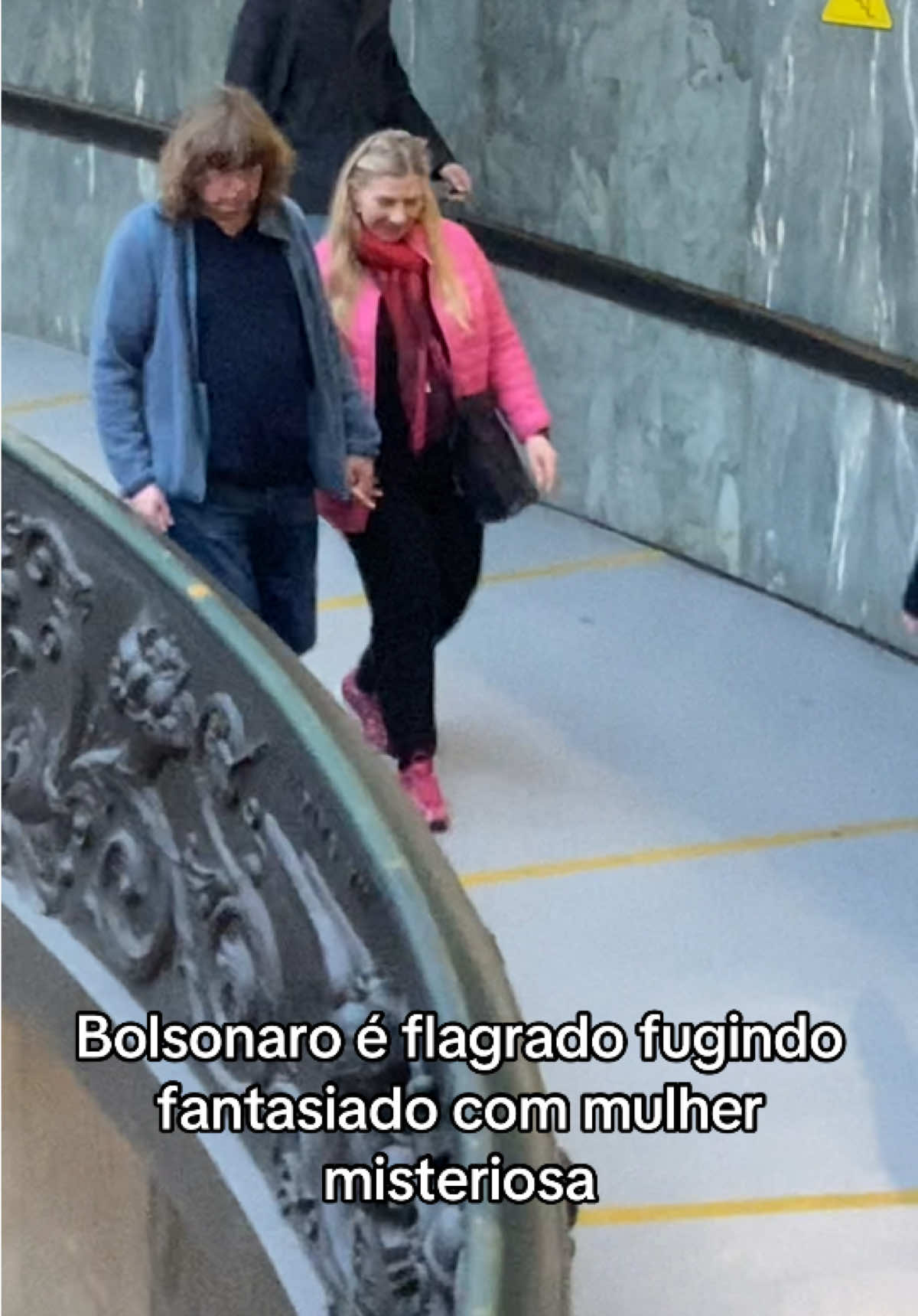 Bolsonaro é visto fugindo  fantasiado #bolsonaro #bolsonarofugindo