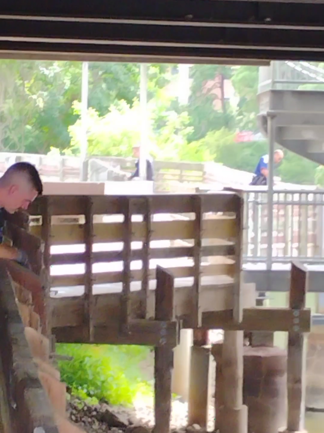 cops search for suspect the escapes on beam 