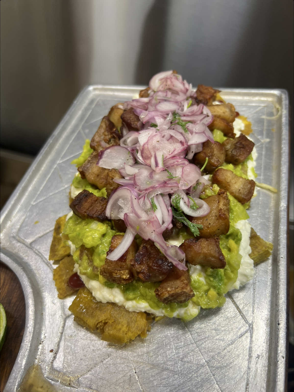 𝐏𝐚𝐭𝐚𝐜ó𝐧 𝐜𝐨𝐧 𝐜𝐡𝐢𝐜𝐡𝐚𝐫𝐫ó𝐧 🔥 Queso crema derretido 🧀 Guacamole fresco 🥑 Chicharrón carnudo y jugoso 🥓 Cebollita encurtida con limón + cilantro 🌿 ✨ Un mordisco y quedas enviciado 😏 #PatacónCarnudo #AntojoReal #UrbanFood Te esperamos con todo el sabor y la mejor atención! Encuéntranos en: 📍 Calle 71 con Cra 28, esquina – Olaya Urban Food 📍 Calle 97 con Cra 42F, esquina – Miramar Urban Food 📍 Calle 84 con Cra 42F, esquina – (Sabor Múltiple) Horarios: Todos los días de 5:30 p.m. a 12:00 a.m. ¡Ven y déjate antojar!