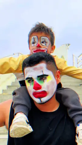 Teníamos que hacerlo causitas, nuestro chibolo ya está pa grabar videos… tiene los genes artísticos de sus padres jejeje #ojitosmentirosos #trendojitosmentirosos🤡 #tiktokchimbote #kickperu #familiatiktok 