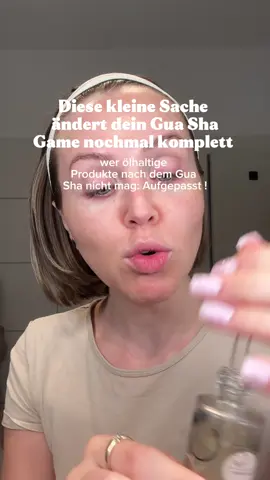 Es ist trotzdem wichtig, dass ihr eure Gua Sha Routine mit einem Öl macht und nicht nur mit einem Serum was sofort wegzieht. Eine gute Gua Sha Routine sollte leicht über die Haut gleiten 🌸✨ #hautpflegebestie #beauty #GlowUp #skintok #guasha 