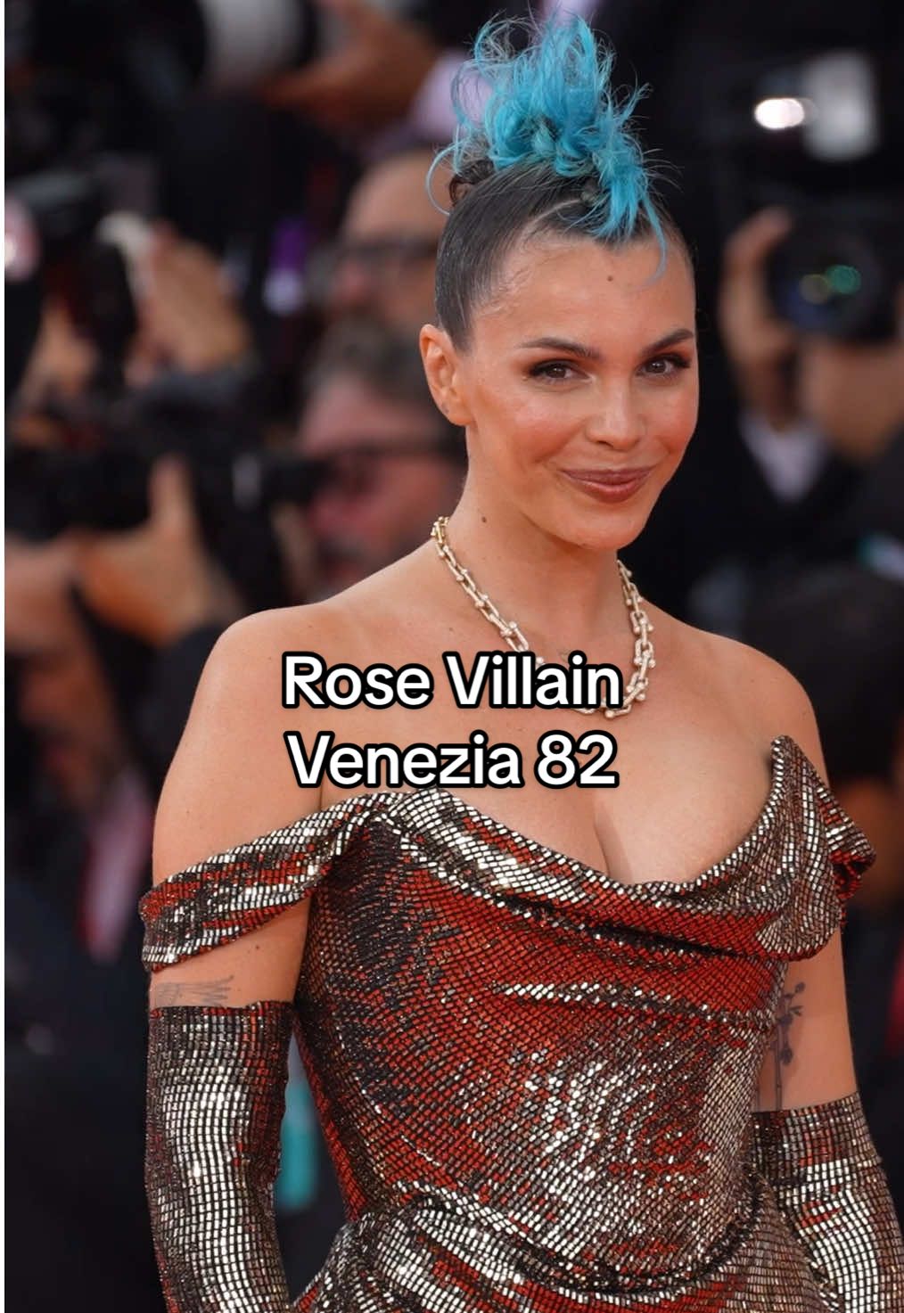 #RoseVillain arriva sul red carpet del #VeniceFilmFestival 2025 in #VivienneWestwood #Venezia82