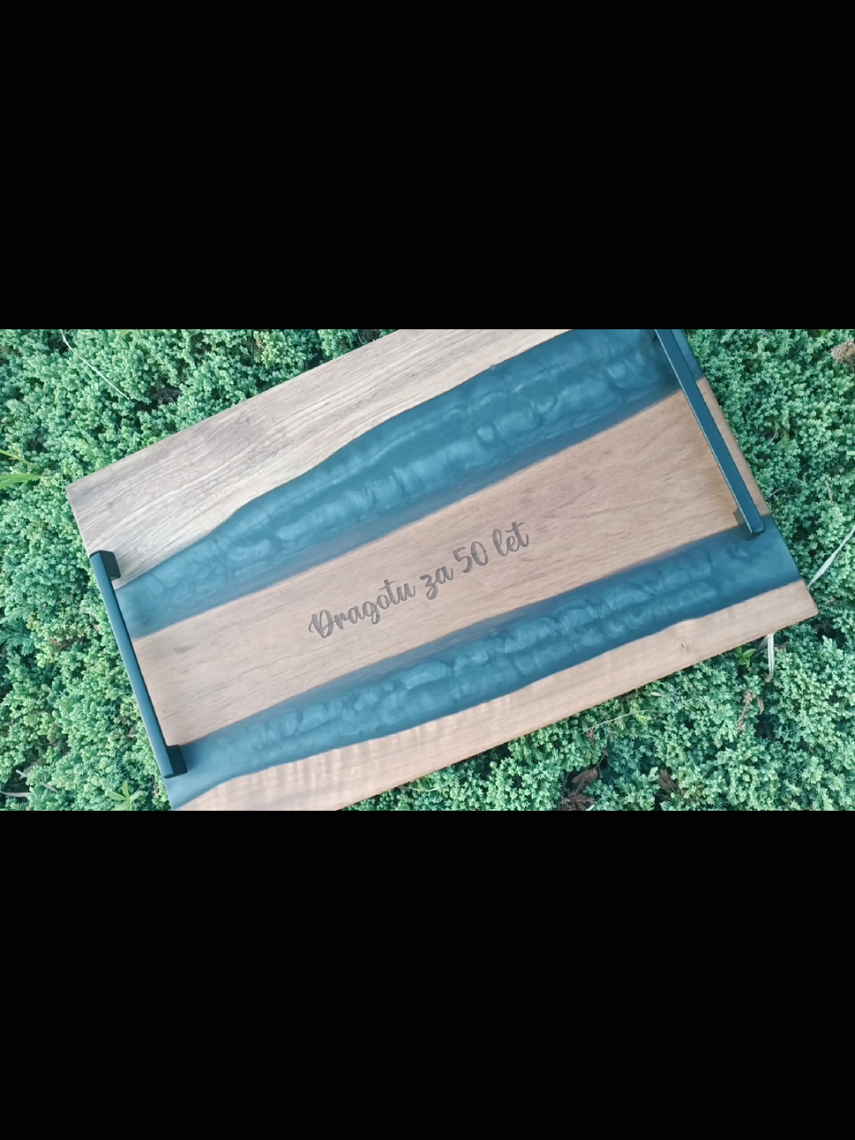 Pravijo,da naše deske premalokrat kombiniramo z domačo slovensko glasbo 🤎 Evo sedaj pa ena domača za Dragotovo 50ko  #epoksi #epoxywoodboard #gift #madeinslovenia #masterpiece 