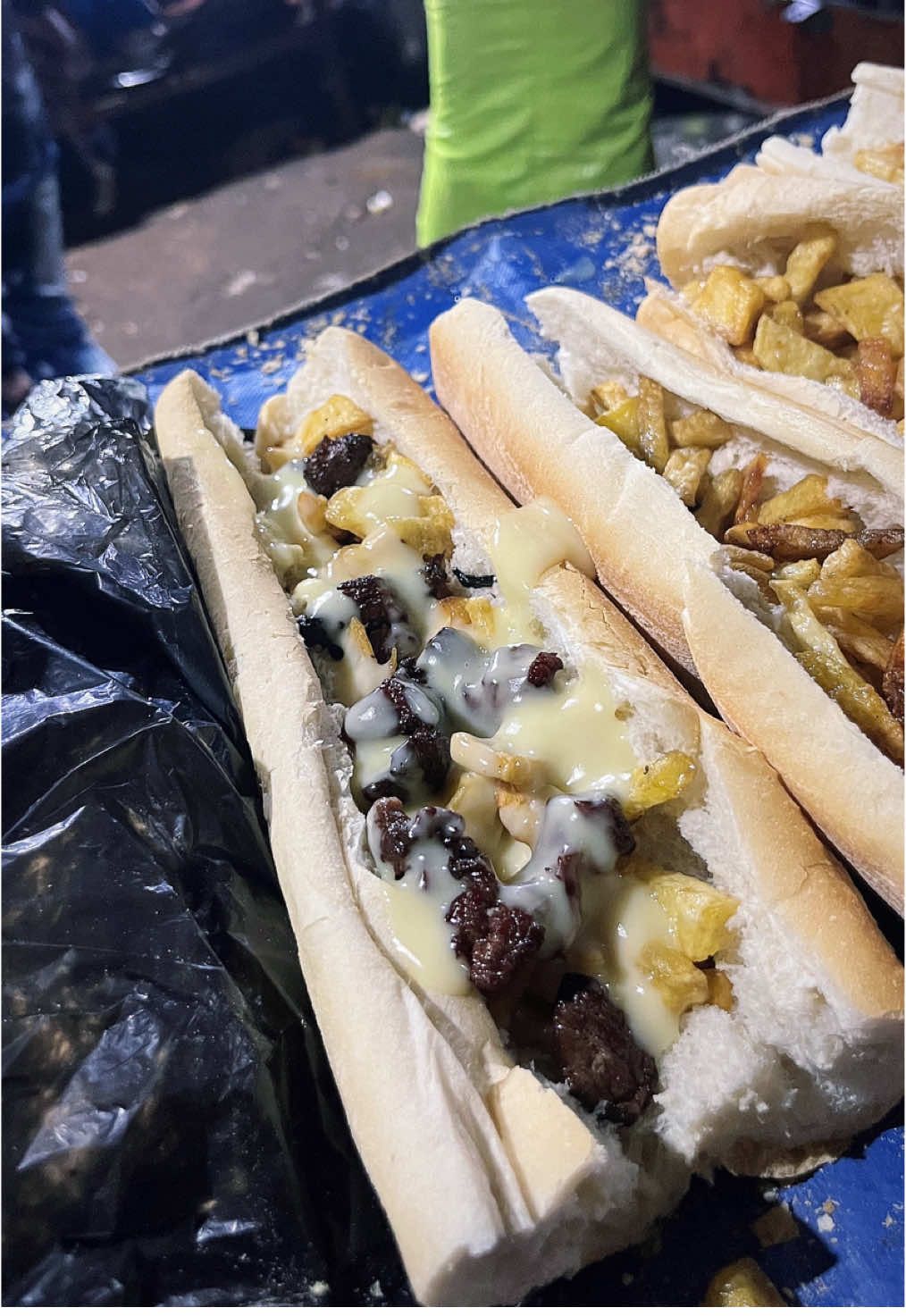 📍: Badalabougou juste à côté de la pâtisserie Amadine.                            . Brochettes unités 200 francs.                          . Pain 🥖 brochettes :1000francs.                                             . _____________________________ #bamakomali🇲🇱 #viral_video #pourtoi #restaurant #streetfood 