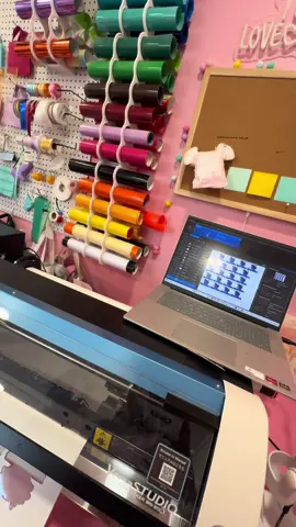 Hola amigos 👋 Estoy encantada y cada vez más enamorada de mi nueva máquina Roland BN-20A 😍. Me parece una opción perfecta porque nos permite trabajar sin tanto problema con la tinta blanca como pasa con la DTF. Con esta máquina se pueden hacer camisetas y stickers 🎽✨. Todavía no pruebo todos los materiales, pero pronto espero comprarlos para hacer pruebas y mostrarles cómo funciona. Ojalá esta máquina también pueda ser una gran alternativa para su negocio y les ayude a crecer 🙌. 👉 Si te gustaría conocer un poco más sobre esta máquina, escríbelo en los comentarios y les estaré compartiendo más videos.