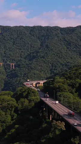 A privilegiada da Rodovia dos Imigrantes, umas das estradas mais Bonitas e mordernas do mundo. Você conhece a Imigrantes, já passou por ela? Se sim, quando foi a ultima vez? #rodoviadosimigrantes #estrada #saopaulo #litoral #rodovia 