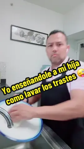 Yo enseñándole a mi hija como lavar los trastes 😂😂 #humorlatino #risasaseguradas #humorparati #videosderisas #chistesgraciosos 