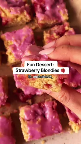 I would devour these in 2 seconds  Video: @하나    #creatorsearchinsights #desserts #baking #strawberries #blondies 