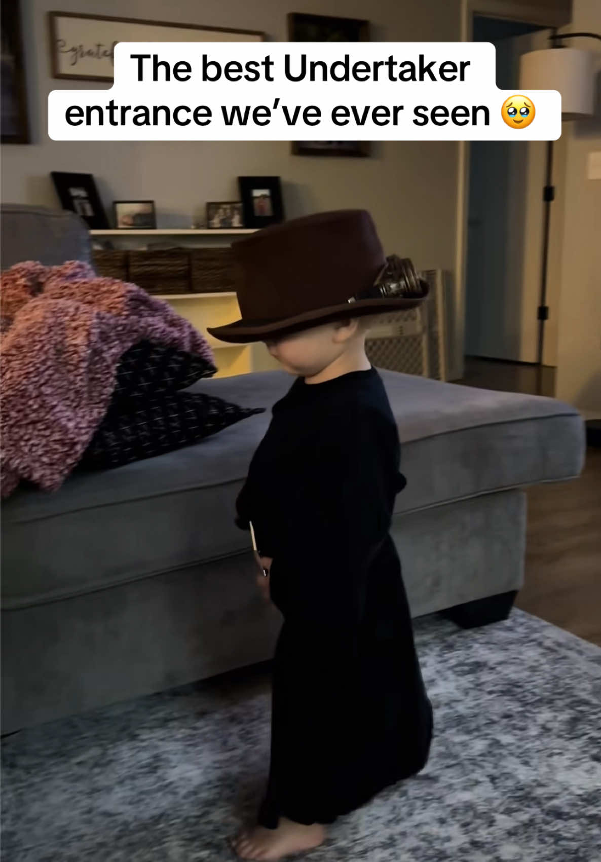 “Play Undertaker by dubdubwe.” 🥹 We can’t get enough of this Undertaker entrance ❤️ (🎥 @Rachel Fisher) #WWE #WWEonNetflix #TheUndertaker #Undertaker
