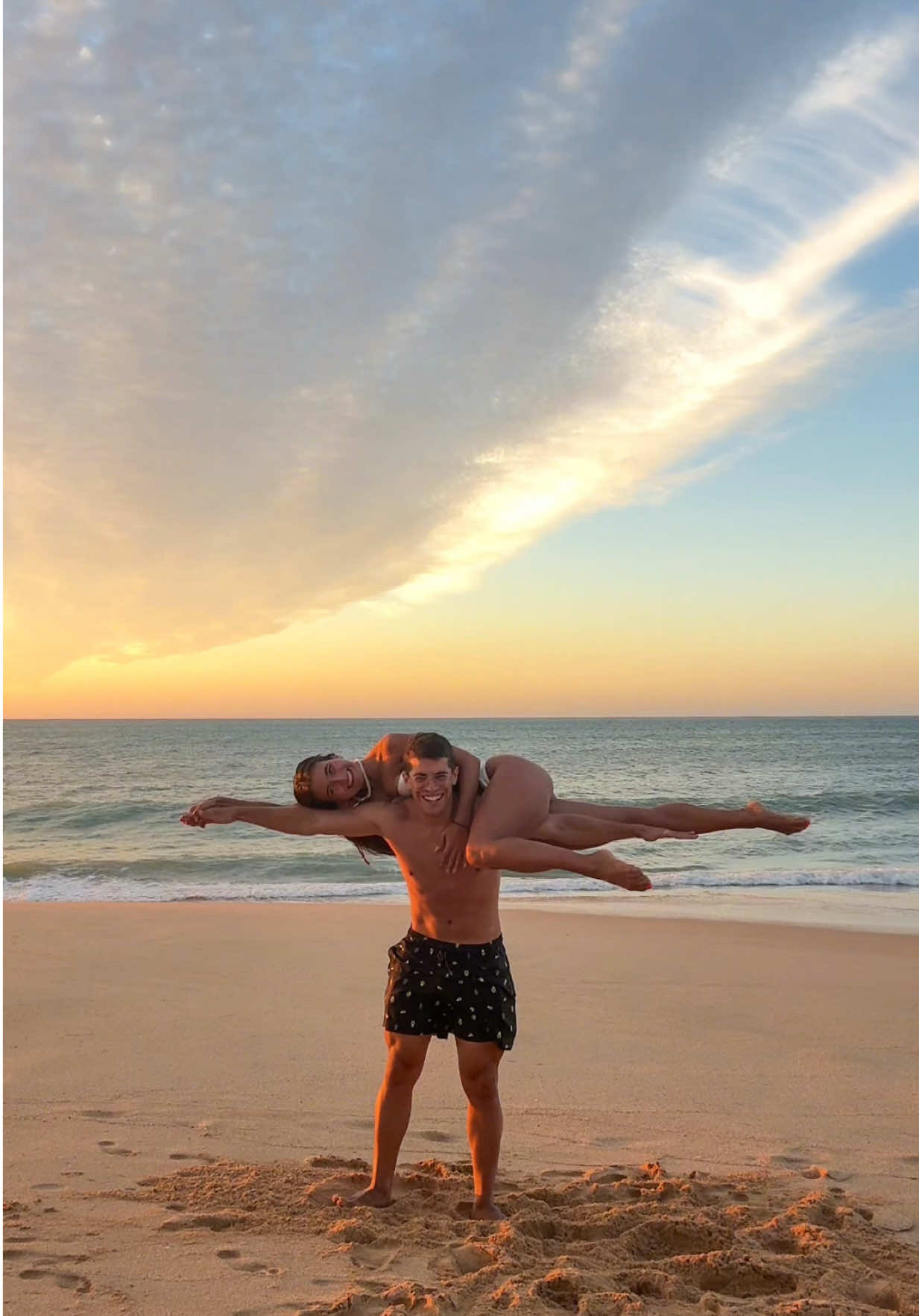 nova foto de fundo do telemóvel 😌🧡 #casal #namorado #praia #foto 