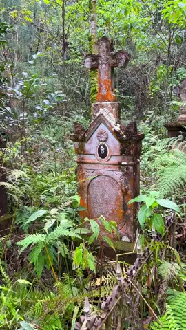Cemitério abandonado no meio da floresta #cemiterio #lugaresabandonados #cemetery #viraltiktok 