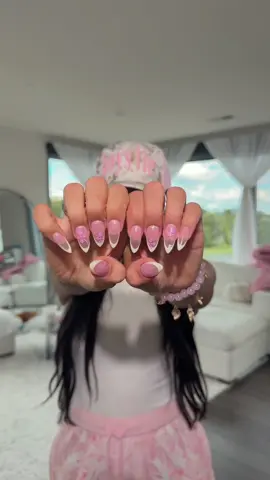 squeezing in one last summer set before fall nails!! 🍂🎃🤏 #nails #nailinspo 