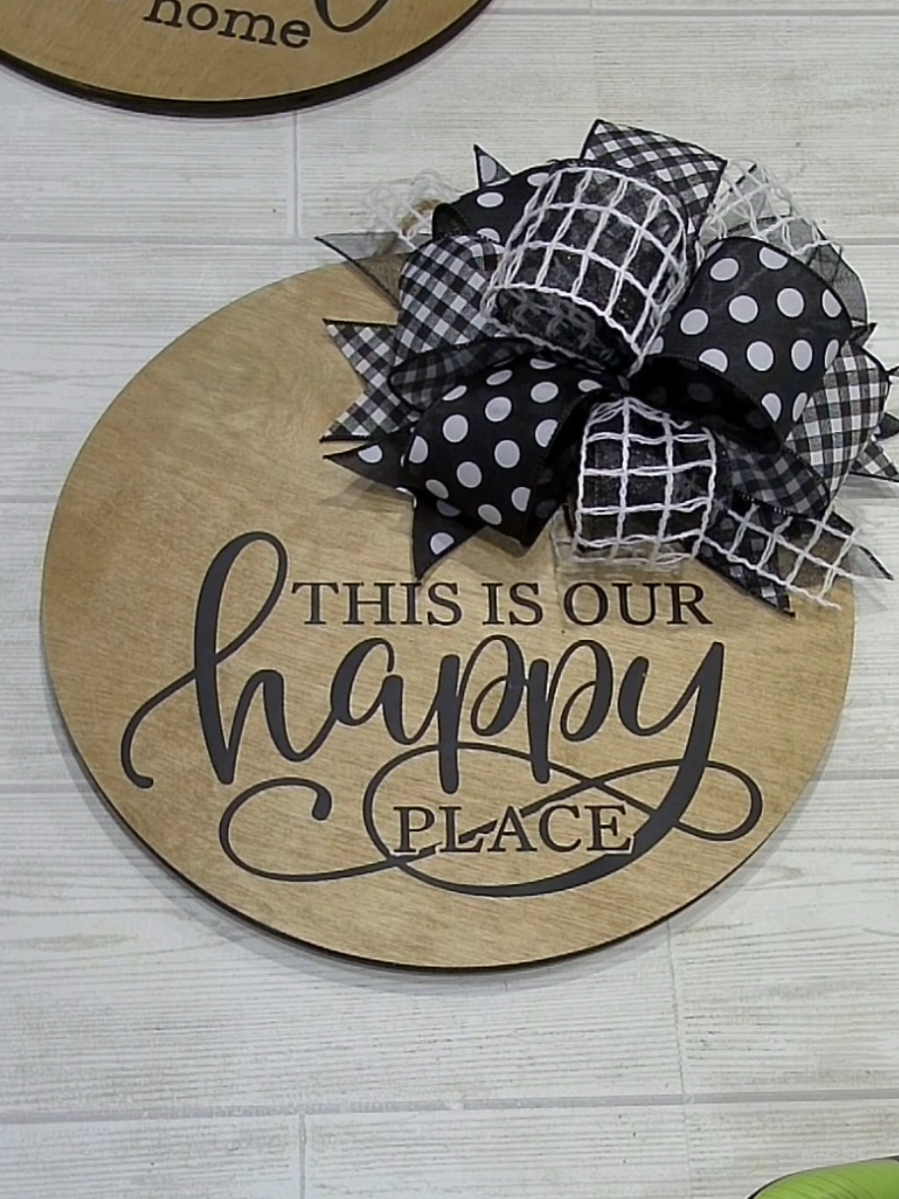 Made a new bow for this sweet design by Diva Watts Designs.  I have more bow tutorials pinned in my profile 😊 #bowtutorial #signmaker #doorhanger #woodsigns #bowmaker 