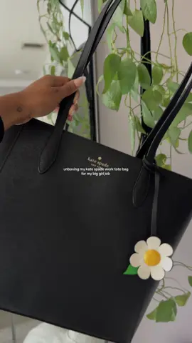 unboxing my kate spade work tote bag ✨ @kate spade new york kate spade Dana tote link in bio under LTK (currently on sale!) #unboxing #totebag #workbag #workoutfit #petitefashion 