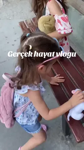 Anneme kahvaltıya gittik, elim kolum dolu döndüm 😅 Çocuk odası darmadağın, ütü de cabası… Ama kahvem yanımdaydı ☕️✨ 👉 Sizde de böyle oluyor mu? Reklam değildir. #evhalleri #momlife #günlükvlog #evvlogu #tiktokvlog 