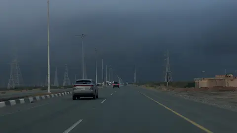 بعض المقاطع ماانتبه لرهابتها الابعد مااصورها منظر العاصفه قدام مُهيب!!