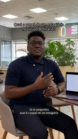 Você já se perguntou como é estagiar no maior ecossistema de beleza do mundo?  A gente convidou o Fernando Rodrigues, nosso estagiário na área de Saúde Corporativa, para compartilhar um pouco mais sobre como é se desenvolver por aqui e como todos nossos estagiários são envolvidos em projetos com um impacto real. E você, também quer fazer parte de um ambiente de trabalho plural e que é referência em inovação e sustentabilidade? Então, garanta a sua inscrição até 19/09, clicando no link da bio. 🔗 #PraGeralVer: Vídeo com Fernando Rodrigues, estagiário do Grupo Boticário. Ele é um jovem negro de cabelos crespos, usa óculos, camisa azul, calça preta e tênis branco. Está sentado em frente a uma mesa e sobre ela há um notebook. Na tela, os textos: “Qual o papel do estagiário no Grupo Boticário? O projeto de estágio. O desafio. O resultado. Programa de Estágio. Inscrições abertas até 19/09. Link na bio!”.