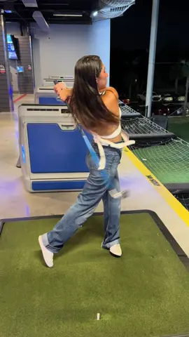 Los mejores planes son los que salen de último minuto 🍹⛳️  . . #Topgolf #ParejaGoals #IdeasDeCita #PlanDivertido #nochedepareja 
