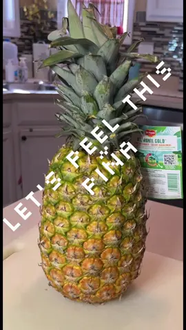 Let’s peel a pineapple. Piña!  #cheaper #piña #pineapple 