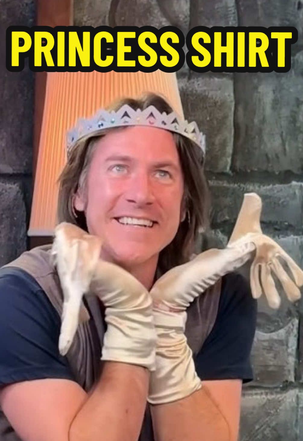 A PRETTY PRINCESS 👑 ✨ @SamRiegel reveals a royal @MatthewMercerVO shirt at the table in #CriticalRole Campaign 3, Episode 64 - 