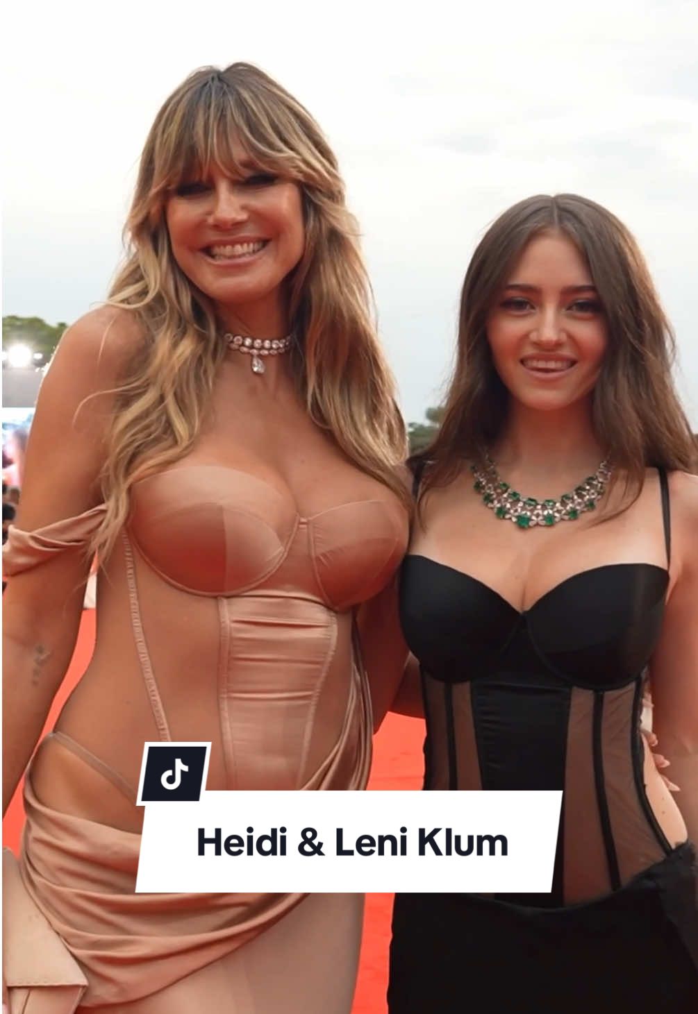 @heidi klum and daughter @leni Klum at #venicefilmfestival 2025. #voguegermany #heidiklum #leniklum #leni  (Video: Getty Images)