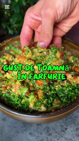🥗 Salată de năut cu vinete & ardei copt – gust de toamnă în farfurie 🌞 Urmărește pentru retete rapide si gustoase @tinu_ghilezan Se spune că e „doar o salată”. Dar crede-mă, când pui o felie de pâine prăjită crocantă 🥖 în zeama asta aromată cu ulei de măsline și usturoi… e ca și cum ai deschide o ușă către altă lume. 🔥 Proaspătă, colorată, gustoasă → cina perfectă pentru o seară de vară. 🌿 🍴 Rețetă pentru 2 porții 🥒 Ingrediente: – 1 conservă (400 g) năut, scurs și clătit 🧆 – 1 vânătă medie 🍆 – 1 ardei roșu mare ❤️ – 2 căței de usturoi tocați 🧄 – 2 linguri ulei de măsline 🫒 – sare și piper, după gust – pătrunjel proaspăt pentru decor 🌿 👩‍🍳 Mod de preparare: 1️⃣ Taie vânăta și ardeiul cubulețe. Stropește cu ulei, sare & piper → coace sau gătește în tigaie până devin aurii. 2️⃣ Într-un bol, combină năutul cu usturoiul, legumele gătite și restul de ulei de măsline. 3️⃣ Gustă, ajustează condimentele și presară pătrunjel proaspăt. 👉 Servește cald sau rece, cu pâine prăjită crocantă 🥖 💡 De ce să o faci: ✔️ Sățioasă, dar fresh ✔️ Vegană & plină de proteine 🌱 ✔️ Gata în 20 de minute ✔️ Se mănâncă perfect cu pâine caldă 😍 📌 SALVEAZĂ REȚETA – o să-ți fie poftă de ea în serile călduroase de vară! 💬 Scrie „VARĂ” dacă vrei și alte idei fresh & rapide De la @joandbart 📲 Trimite postarea unui prieten care mănâncă pâine direct în sos 😂 #salatadevara #năutmagic #veganrecipes #gustdevara #cinausoara #farfuriecolorata #salveazareteta