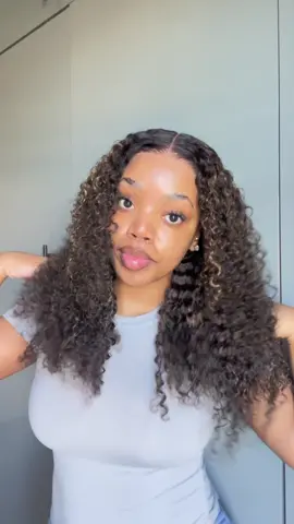 @hermosahairstore @hermosahair , link in bio. 🤎 #curly #hermosahairwig #gluelesswig #highlightwig