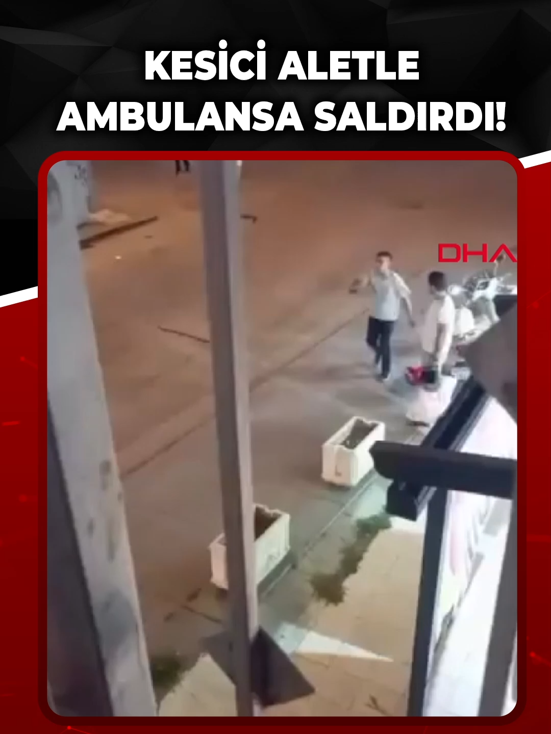 Ankara’nın Keçiören ilçesinde ellerinde bulunan kesici aletleri çevreye savuran ve yoldan geçen ambulansa saldıran şüpheliler gözaltına alındı. #polis  #ambulans