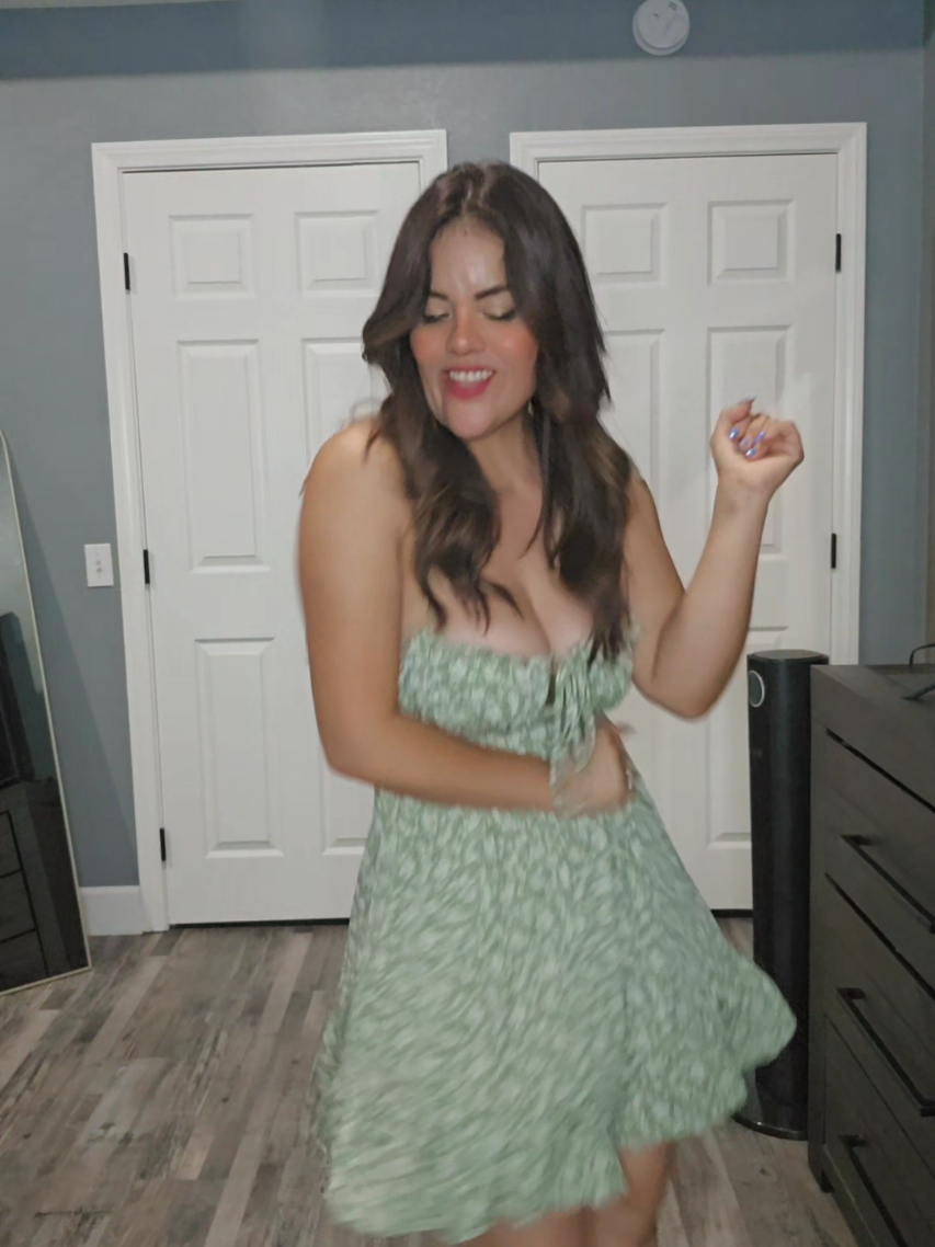 Super lindo este vestido 😍 De referencia soy 5'4, 145lb lo agarre en Small pero no tiene nada de stretch asi que les recomiendo agarren una talla mas ☺️. #summerdress #tiktokshoplabordaysale #tiktokcreatorpicks 