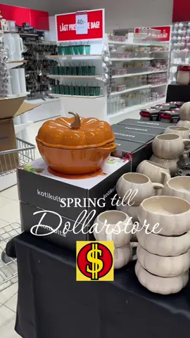 Nej men alltså det här måste ju vara den sötaste gjutjärnsgrytan jag sett!!😍🧡🧡.                                #dollarstore #fyp #fördig #heminredning #falltiktok 