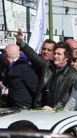 vas a correr, ladron (el vídeo no es mio)  pero que bien calza el tema de los redondos Ya es demasiado, merecemos algo mejor como presidente...