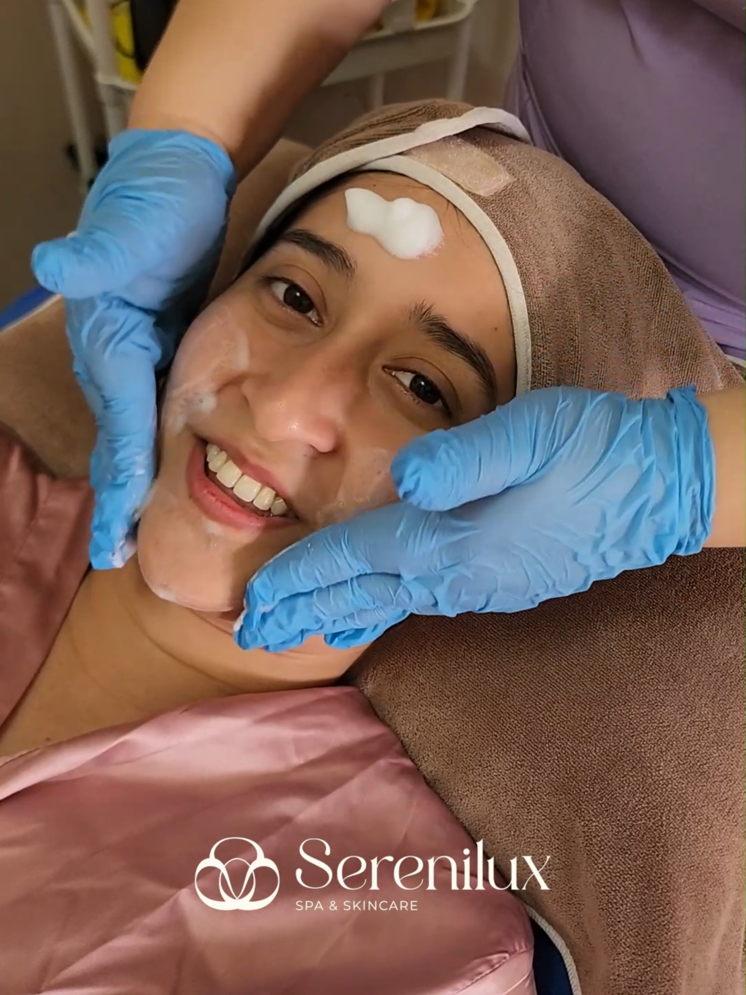 🧖‍♀️ No hay nada como regalarle a tu piel un momento solo para ella. Un facial no es solo estética: es bienestar, relajación y el secreto para mantener tu piel joven y radiante ✨ Imagina salir con el rostro limpio, hidratado y con ese glow natural que te hace sentir segura y renovada 💆‍♀️ Haz esa pausa que tu piel te está pidiendo. Agenda tu cita en SereniLux 💌 📍 Guayaquil #skincare #tratamientosfaciales #spa #glowingskin #limpiezafacial #belleza #cuidadodelapiel #tratamientoscorporales #dermapen #altafrecuencia