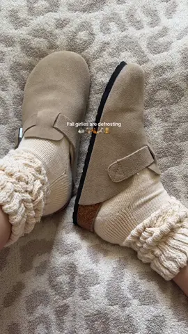 Crispy leaves and a fresh breeze 🍂 🌬️ 👞  busting out the clogs @FITORY #clogs #fallshoes #fallinspo #fallvibes #grwm #fitoryshoes #iloveautumn #falloutfits #sahm #toddlermom #latinacontentcreator 